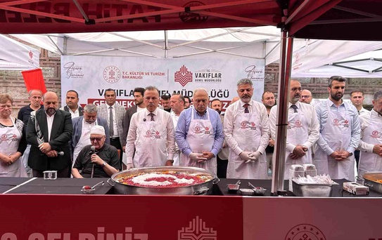 Tarihi Mısır Çarşısı'nda 20 bin kişilik aşure ikramı