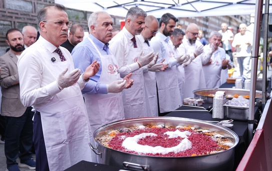 Eminönü'nde Geleneksel Aşure Dağıtımı