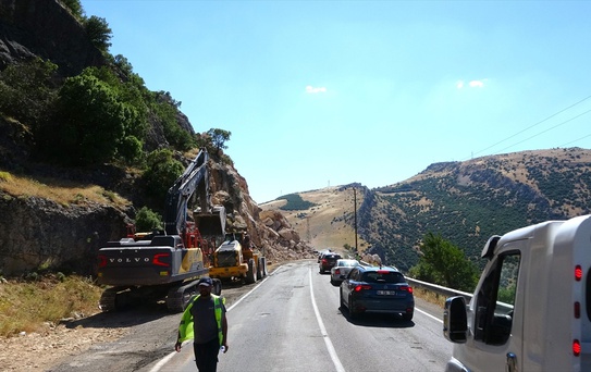 Adıyaman'da Heyelan: Yol Tek Şeritten Açıldı