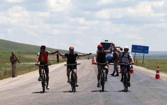 'Terörsüz Türkiye' için 20 km pedal çevirdiler