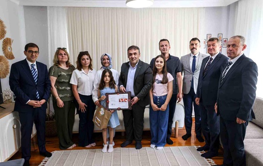 Vali Sözer, Evde Eğitim Alan Öğrencinin Karnesini Verdi