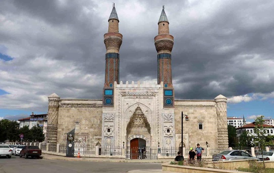 Gök Medrese'ye Ziyaretçi Akını