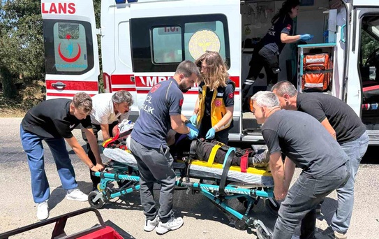 Çanakkale'de Motorlu Bisiklet Otomobille Çarpıştı