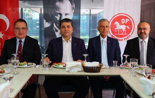 Uysal'dan Demokrasi Vurgusu