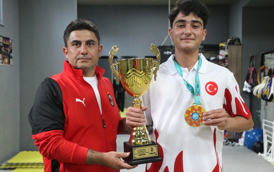 15 Yaşındaki Uysal'dan Dünya Kupası Zaferi