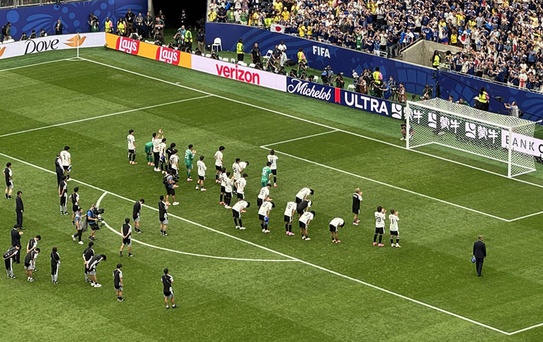Japon futbolcular, Brezilya'ya elendiği için taraftarların önünde eğilerek özür diledi