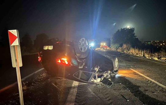 Muratlı'da Trafik Kazası: Otomobil Tekerlek Üstüne Devrildi