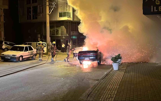Bursa'da Alev Alan Araç Kullanılamaz Hale Geldi