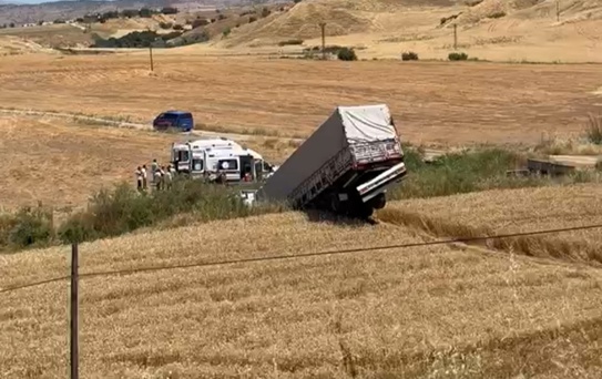 TIR Dereye Düştü: 3 Yaralı