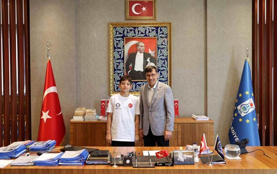 Belediye Başkanı Kahveci, Milli Yüzücü Ömer Cengiz'i ağırladı