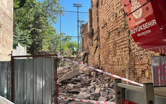 Kadıköy'de bina yıkımı sırasında göçük altında kalan 2 işçi kurtarıldı