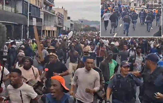 Güney Afrika'da binlerce kişi sokaklarda! Tek talepleri yabancıların gitmesi