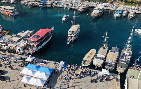 Kaş'ta Geleneksel Yağlı Direk Yarışması Yapıldı