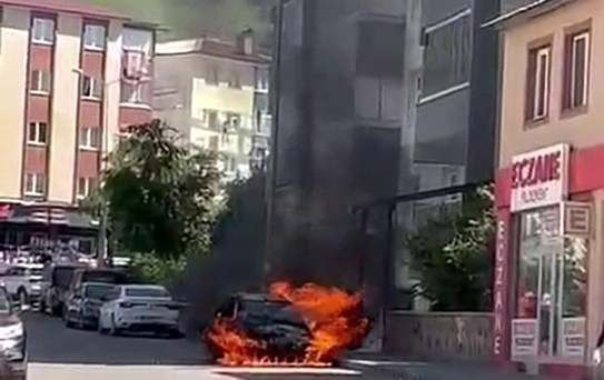 Erzurum'da otomobil alev topuna döndü