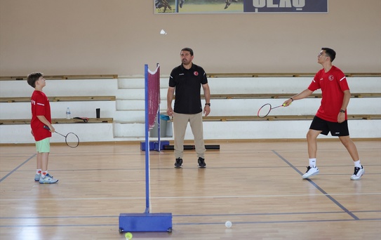 Badminton Aşkıyla Yetişen Danacı Ailesi