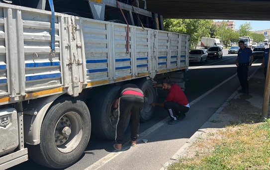 Nevşehir'de TIR Köprüye Sıkıştı