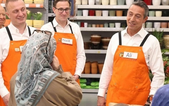 Önlüğünü kapan Ali Koç, tezgahın başına geçti
