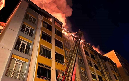 Ordu'da binanın çatı katı alevlere teslim oldu