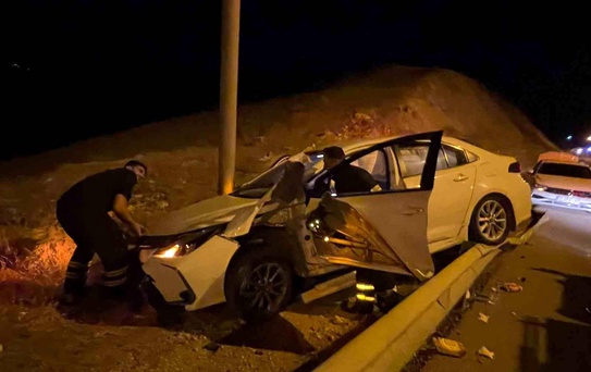 Siirt'te bariyere çarpan otomobil alev aldı: 1 yaralı