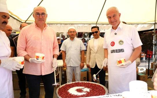 Başkan Özçelik kazanın başına geçip vatandaşlara aşure ikram etti