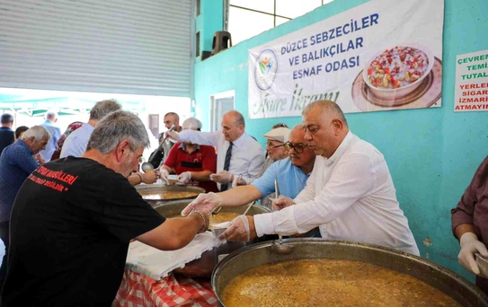 Pazar yerinde aşure ikramı gönülleri buluşturdu