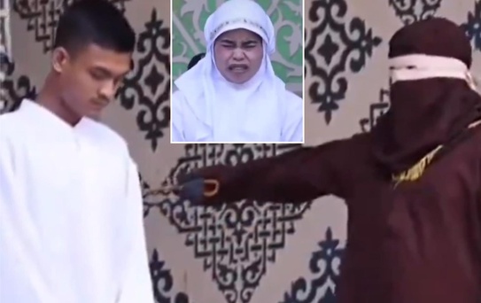 TikTok'ta öpüşen çifte 21'er kırbaç cezası