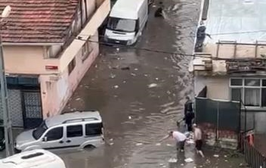 Kağıthane'de sel: araçlar su içinde kaldı