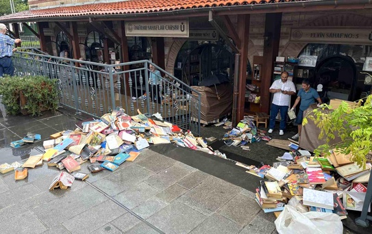 Üsküdar'da sağanak: Sahaflar Çarşısı'nda kitap felaketi