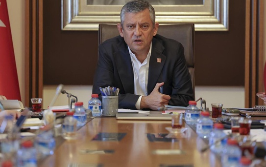 Bir ilk yaşanıyor! İşte Özgür Özel'in masasındaki anket sonuçları
