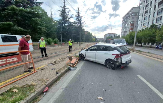 Eskişehir'de Trafik Kazası: Anne ve Kızı Yaralandı