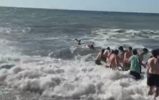 Zonguldak'ta yasağa rağmen denize girenleri 'insan zinciri' kurtardı