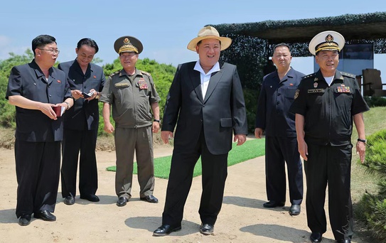 Kim, 5 bin tonluk destroyerdeki silahların testini izledi