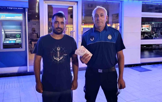 ATM'de bulduğu parayı zabıtaya teslim etti