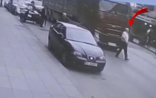Tırın altında kalan yaşlı adam hayatını kaybetti