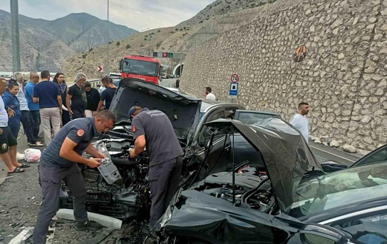 Pirinkayalar Tüneli çıkışında otomobiller kafa kafaya çarpıştı: 4 yaralı