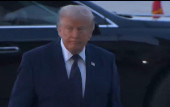 Trump, mehter marşını 'OK' işaretiyle onayladı