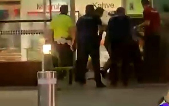 İzmir Havalimanı'nda Bıçaklı Şüpheli Yakalandı