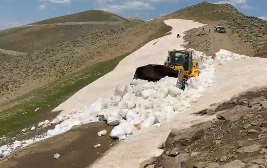 Bitlis'te Karla Mücadele Devam Ediyor