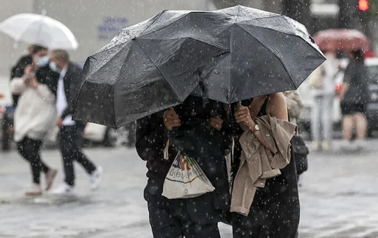 Meteoroloji tarih verdi: İstanbul'a gök gürültülü sağanak geliyor!