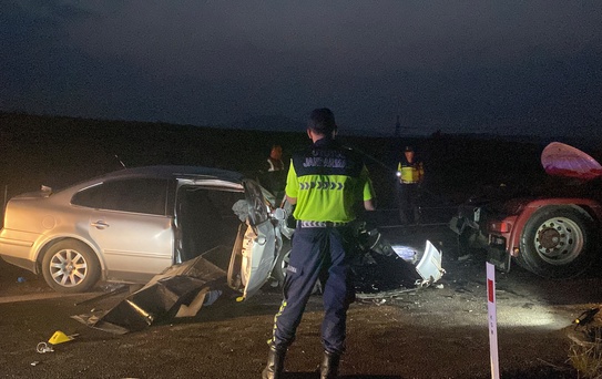 Otoyolda emniyet şeridinde duran TIR'a otomobil çarptı: 2 ölü