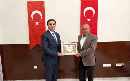 Çavdarhisar Kaymakamı Murat Ak'a Fahri Hemşehrilik Beratı