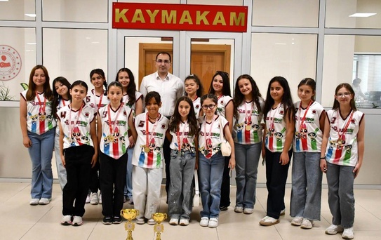 Tavşanlı Kız Voleybol Takımı Namağlup Şampiyon