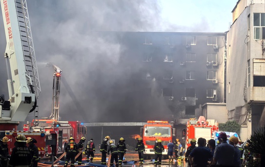 Çin'de Ayakkabı Fabrikasında Yangın