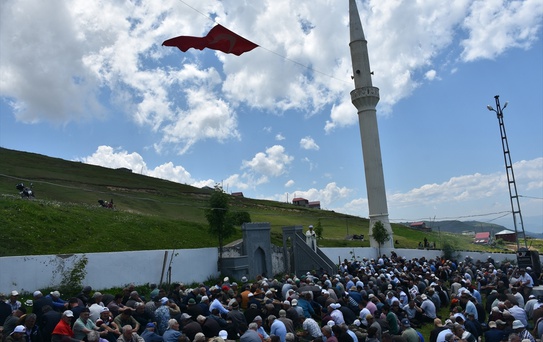 Kadırga Yaylası'ndaki üstü açık tarihi camide cuma namazı kılındı