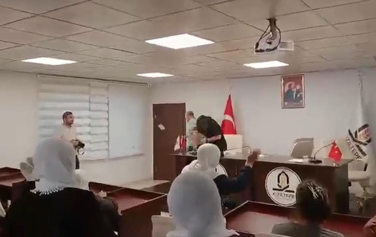 Müstehcen görüntülerinin ortaya çıkmasının ardından DEM Parti’den istifa eden Kızıltepe Belediye Başkanı İpek'e yumurtalı protesto