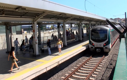 Marmaray'da raylara oturan yolcu trenin altında sıkıştı