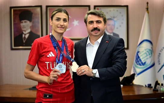 Milli tekvandocu Hatice Kübra İlgün, madalya sevincini yıldırım belediye başkanı oktay yılmaz'la paylaştı