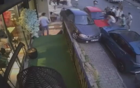Bebek Arabasına Çarpan Otomobilin Kaza Anı Kamerada