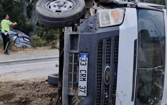 Arsuz'da otomobil tarlaya savruldu, ticari araç takla attı