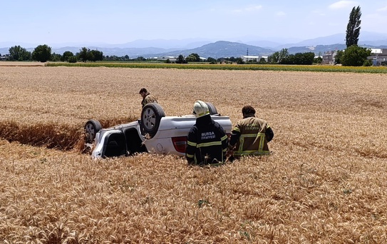 İnegöl'de Tarlaya Savrulan Otomobilde Sürücü Yaralandı